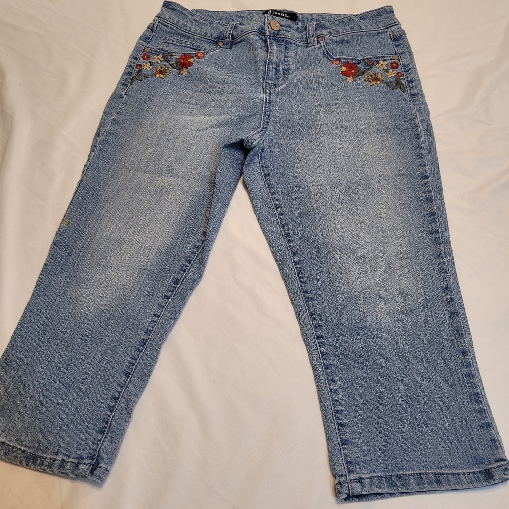 d, JEANS embroidered Capri jeans juinors sz small